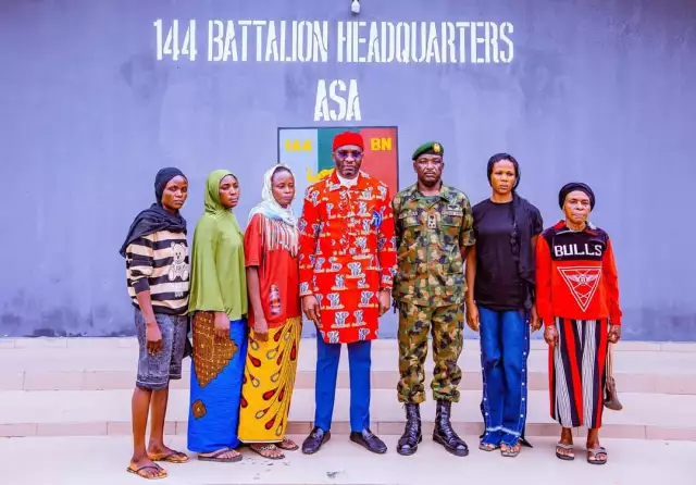 Deputy Speaker, Kalu Meets Military High Command In Abia, Backs Tinubu On Fishing Out Killers Of Soldiers (Photos) Deputy Speaker, Kalu Meets Military High Command In Abia, Backs Tinubu On Fishing Out Killers Of Soldiers (Photos)