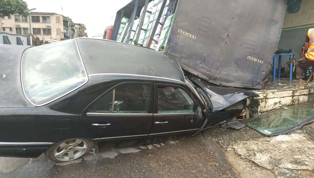 Truck Crushes Parked Mercedes Benz In Umuahia, No Casualties Reported (Photos, Video)