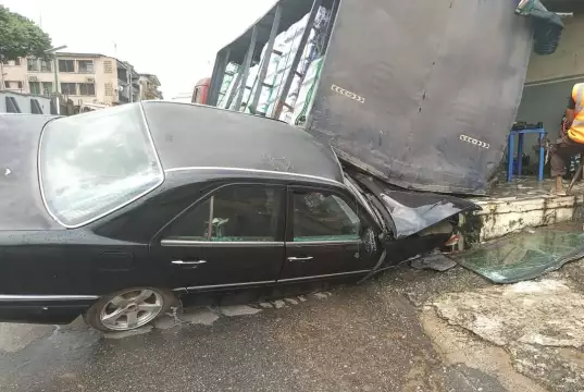 Truck Fails Brake Crushes Parked Mercedes Benz In Umuahia, No Casualties Reported (Photos, Video) Truck Crushes Parked Mercedes Benz In Umuahia, No Casualties Reported (Photos, Video)