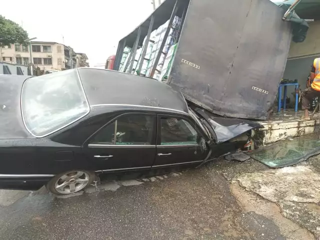 Truck Fails Brake Crushes Parked Mercedes Benz In Umuahia, No Casualties Reported (Photos, Video) Truck Crushes Parked Mercedes Benz In Umuahia, No Casualties Reported (Photos, Video)