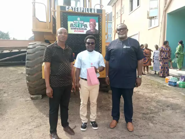 Governor Otti Lauded For New Pail Loader Caterpillar Acquisition, Boosting Environmental Cleanliness Governor Otti Lauded For New Pail Loader Caterpillar Acquisition, Boosting Environmental Cleanliness