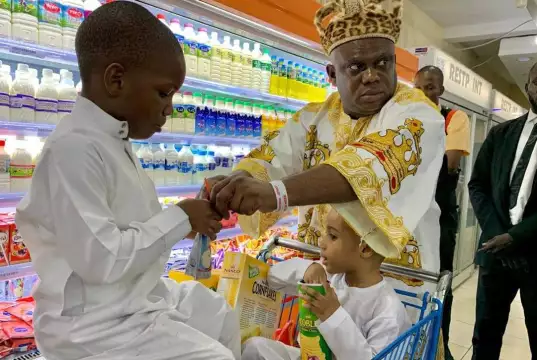 HRH Apostle Chibuzor Gift Treats 500 Children to Shopping Spree (PHOTOS) HRH Apostle Chibuzor Gift Treats 500 Children to Shopping Spree (PHOTOS)
