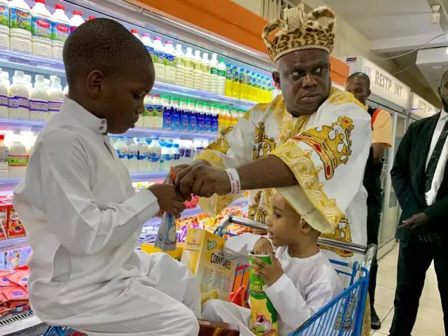HRH Apostle Chibuzor Gift Treats 500 Children to Shopping Spree (PHOTOS) HRH Apostle Chibuzor Gift Treats 500 Children to Shopping Spree (PHOTOS)