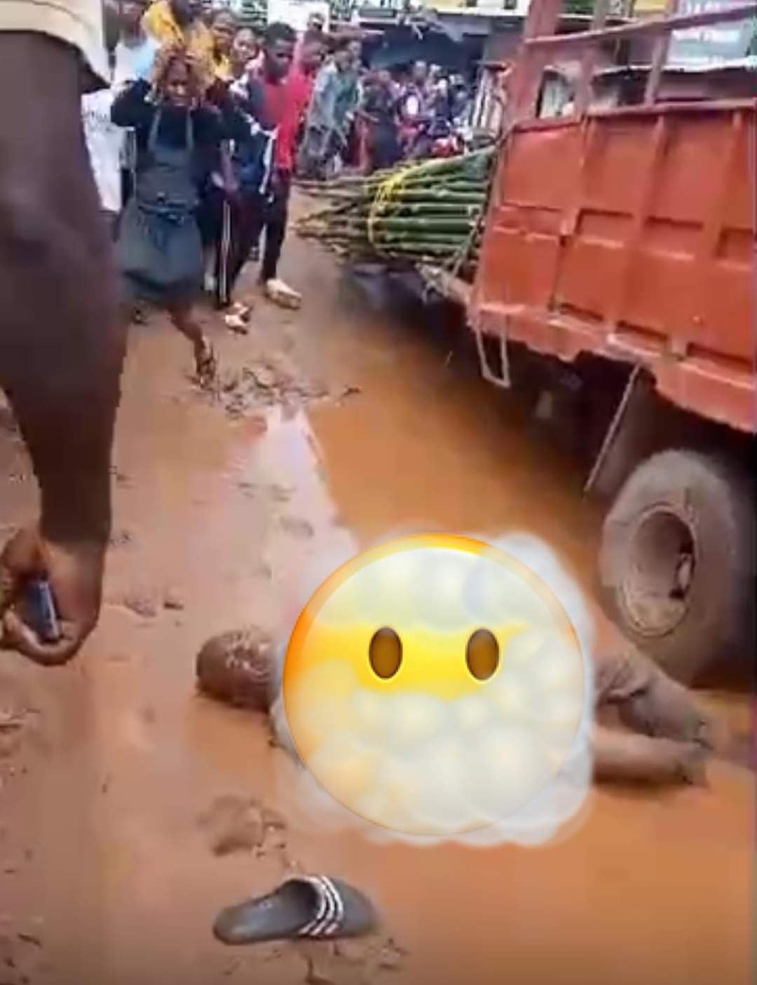 Trailer Loses Control In Abia, Crashes Into Street Traders, Kills One (Photos)