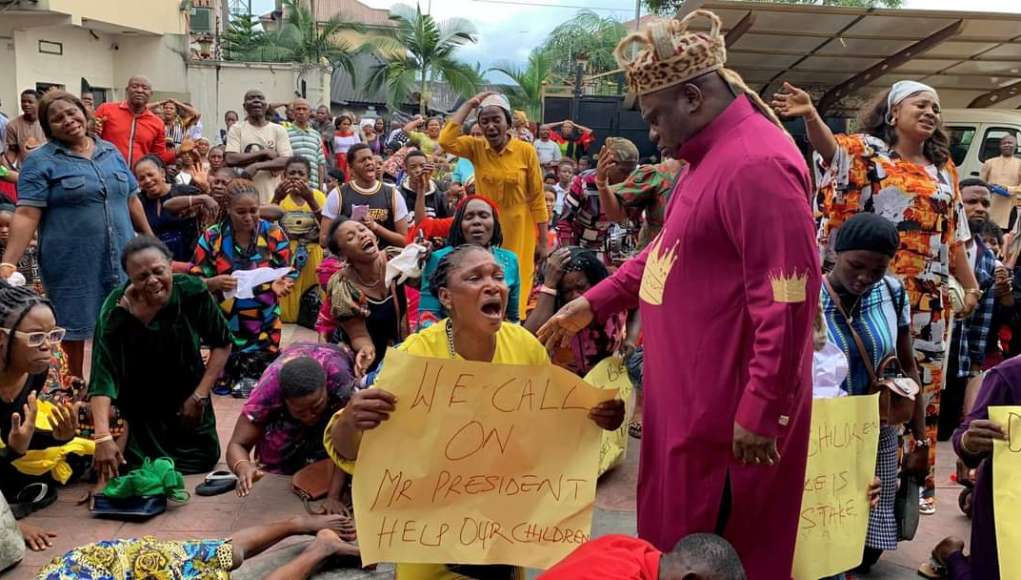 Parents Stage Peaceful Protest At Apostle Chibuzor's Home After Invalidation Of Certificates From Benin Republic Varsity