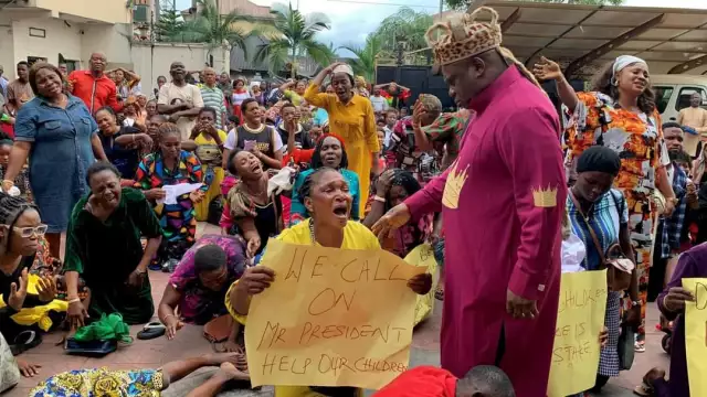 Parents Stage Peaceful Protest At Apostle Chibuzor’s Home After Invalidation Of Certificates From Benin Republic Varsity (Photos) Parents Stage Peaceful Protest At Apostle Chibuzor's Home After Invalidation Of Certificates From Benin Republic Varsity