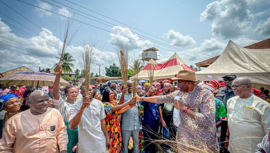 Deputy Speaker Kalu Embarks On Ward Tour, Offers Scholarships To Constituents As More People Join Abia APC (Photos)