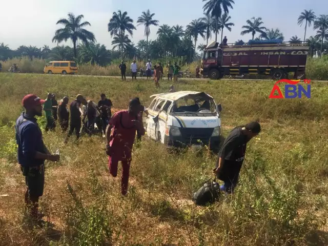 Bus Passengers Cheat Death As Tyre Bursts On Enugu-Port Harcourt Express Road In Abia (Photos) Bus Passengers Cheat Death As Tyre Bursts On Enugu-Port Harcourt Express Road In Abia (Photos)
