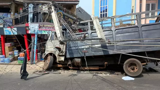 Truck Loses Control, Crashes Into High-Tension Electric Poles, Shops In Umuahia (Photos, Video) Big Truck Loses Control, Crashes Into High-Tension Poles, Shops In Umuahia (Photos, Video)