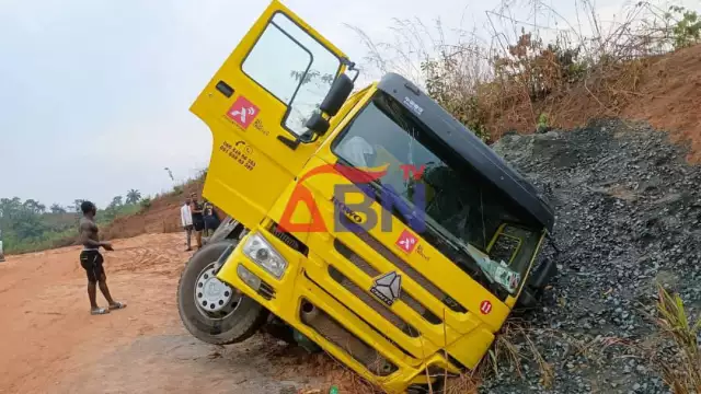 Another Truck Accident At Nmuri Hill, Ebem Ohafia, Sparks Fresh Safety Concerns (Photos, Video) Another Truck Accident At Nmuri Hill, Ebem Ohafia, Sparks Fresh Safety Concerns (Photos, Video)