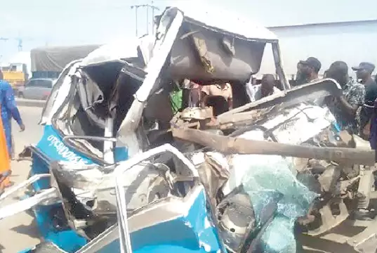 Tragic Crash On Lagos-Ibadan Expressway Leaves Four Dead, Nine Injured Tragic Crash On Lagos-Ibadan Expressway Leaves Four Dead, Nine Injured