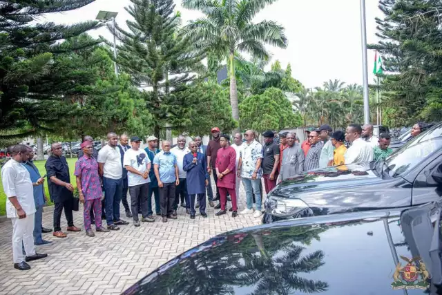 Gov Otti Donates 24 Roxettes Vans To Abia Lawmakers, Pledges Continued Support For Indigenous Manufacturers Governor Otti Donates 24 Roxettes Vans to Abia Lawmakers To Boost Legislative Performance (Photos)