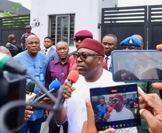 Gov. Fubara Arrives Rivers Assembly Quarters To Present 2025 Budget But Meets Locked Gate (Video) Gov. Fubara Arrives Rivers Assembly Quarters To Present 2025 Budget But Meets Locked Gate (Video)