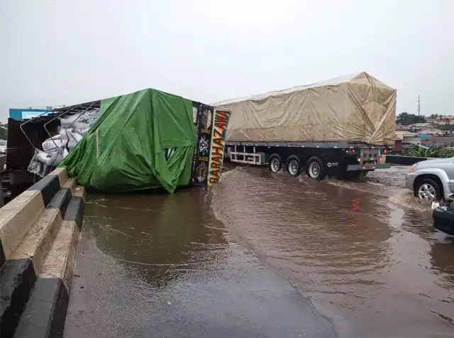 Panic Erupts As Vehicle Plunges Off Otedola Bridge, Four Injured Panic Erupts As Vehicle Plunges Off Otedola Bridge, Four Injured