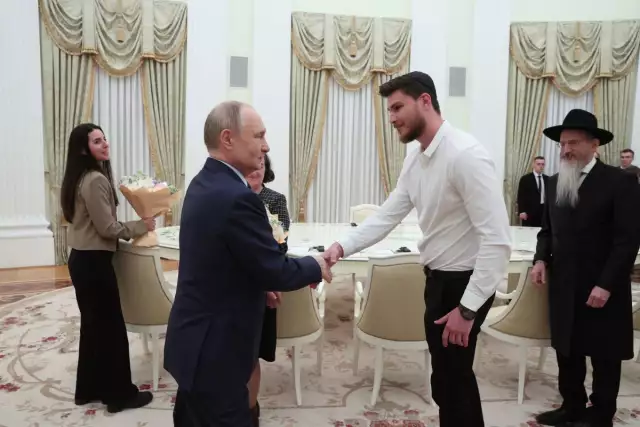 Putin Meets With Freed Russian-Israeli Hostage Putin Meets With Freed Russian-Israeli Hostages