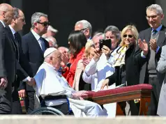 Pope Defies Doctors’ Advice, Surprises Crowd At Vatican Square Pope Defies Doctors’ Advice, Surprises Crowd At Vatican Square