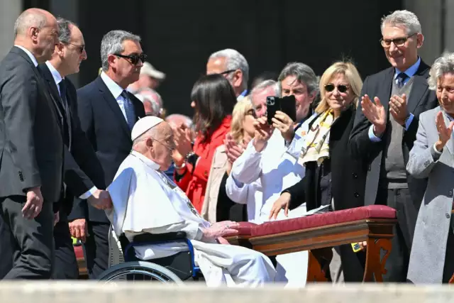 Pope Defies Doctors’ Advice, Surprises Crowd At Vatican Square Pope Defies Doctors’ Advice, Surprises Crowd At Vatican Square