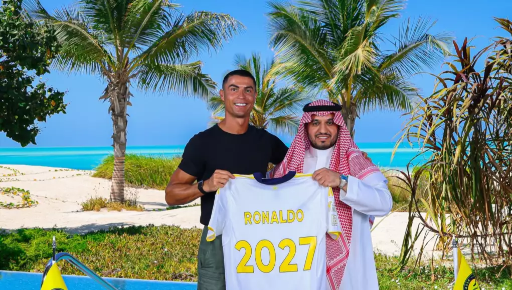 Cristiano-Ronaldo-extends-Al-Nassr-contract-until-2027 Cristiano Ronaldo Signs Contract Extension With Al Nassr Until 2027