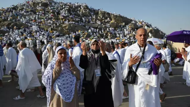 Hajj Reaches Climax As Pilgrims Pray At Mount Arafat