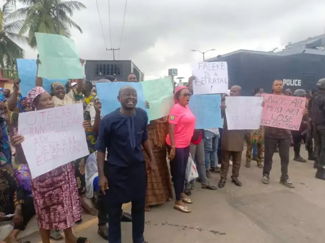 APC Members Protest At Lagos Assembly, Demand Removal Of State Chairman APC Members Protest At Lagos Assembly, Demand Removal Of State Chairman