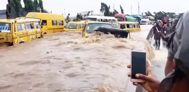 Residents, Motorists Battle Flash Floods As Heavy Rainfall Hits Lagos Heavy Rainfall Causes Flooding, Traffic Gridlock In Lagos