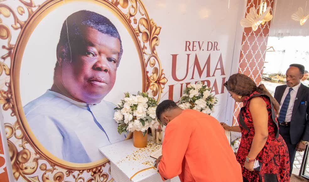 Rev. Ume Pays Tribute To Late Rev. Dr. Uma Ukpai, Describes Him As Spiritual Father, Faith General (Photos) Rev. Ume Pays Tribute To Late Rev. Dr. Uma Ukpai, Describes Him As Spiritual Father, Faith General (Photos)
