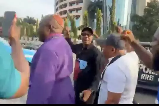 Police Open Fire To Disperse #FreeNnamdiKanu Protesters In Abuja (Photos, Video) Police Open Fire To Disperse #FreeNnamdiKanu Protesters In Abuja (Photos, Video)