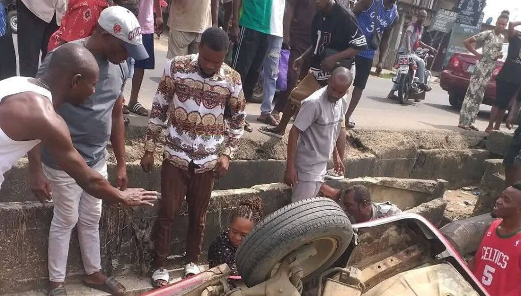 Woman Cheats Death As Car Somersaults Into Erosion Pit In Aba (Photos Woman Cheats Death As Car Somersaults Into Erosion Pit In Aba (Photos