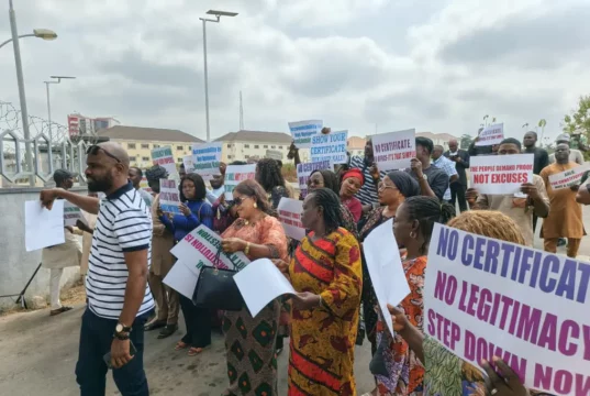 Protesters Storm Body Of Benchers, Express Outrage Over Inaction On Deputy Speaker’s Case Protesters Storm Body Of Benchers, Express Outrage Over Inaction On Deputy Speaker’s Case