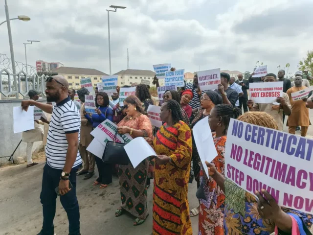 Protesters Storm Body Of Benchers, Express Outrage Over Inaction On Deputy Speaker’s Case Protesters Storm Body Of Benchers, Express Outrage Over Inaction On Deputy Speaker’s Case