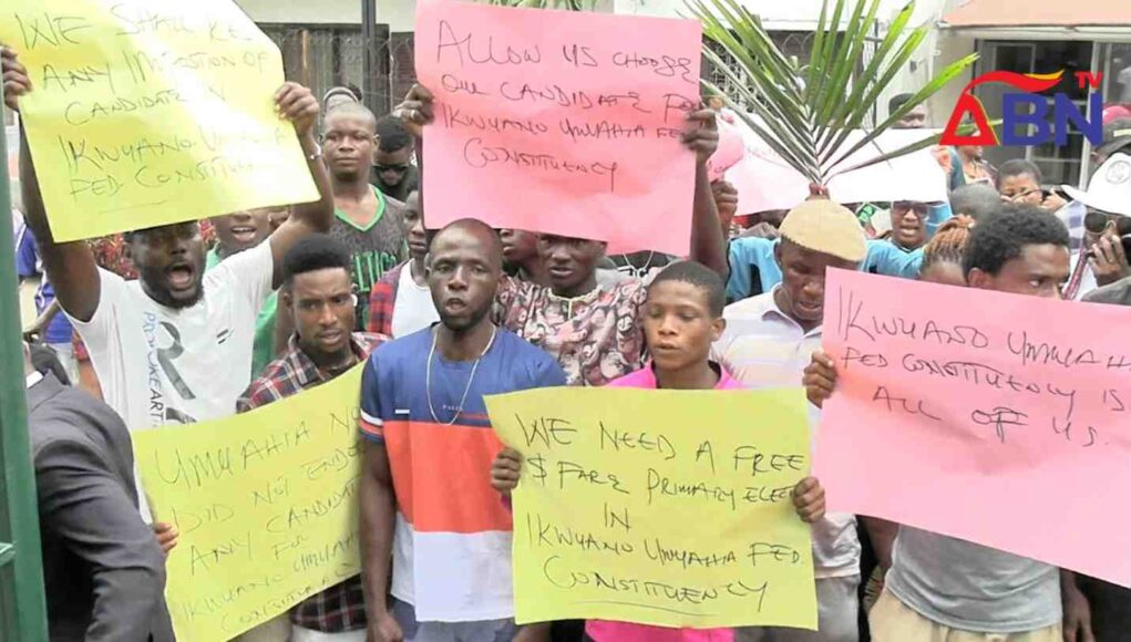 Protesters Storm Abia APC Secretariat Over Alleged Plot To Impose Candidate For Ikwuano/Umuahia Reps Seat | VIDEO