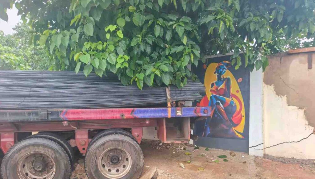 Trailer Loses Compression, Crashes Into FMC Umuahia Fence, Causes Traffic Gridlock