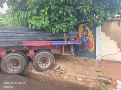 Trailer Loses Compression, Crashes Into FMC Umuahia Fence, Causes Traffic Gridlock | PHOTOS Trailer Loses Compression, Crashes Into FMC Umuahia Fence, Causes Traffic Gridlock