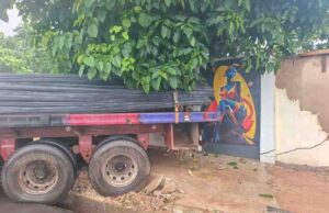 Trailer Loses Compression, Crashes Into FMC Umuahia Fence, Causes Traffic Gridlock | PHOTOS Trailer Loses Compression, Crashes Into FMC Umuahia Fence, Causes Traffic Gridlock