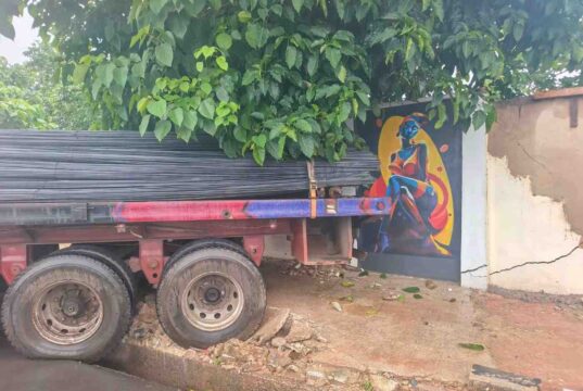 Trailer Loses Compression, Crashes Into FMC Umuahia Fence, Causes Traffic Gridlock | PHOTOS Trailer Loses Compression, Crashes Into FMC Umuahia Fence, Causes Traffic Gridlock