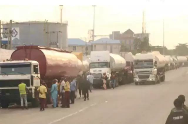 Mayhem As NPA, Tank Farm Owners, Police, LASTMA Lock Down Oshodi-Apapa Expressway Mayhem As NPA, Tank Farm Owners, Police, LASTMA Lock Down Oshodi-Apapa Expressway
