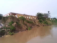Angry Ekole River: Bayelsa Community Fights For Survival As Erosion Swallows Homes Angry Ekole River: Bayelsa Community Fights For Survival As Erosion Swallows Homes