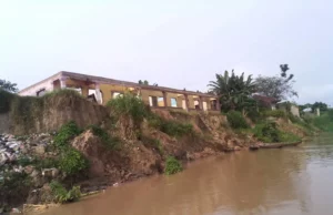 Angry Ekole River: Bayelsa Community Fights For Survival As Erosion Swallows Homes Angry Ekole River: Bayelsa Community Fights For Survival As Erosion Swallows Homes